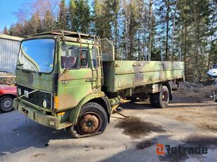 camião de caixa aberta Volvo F611