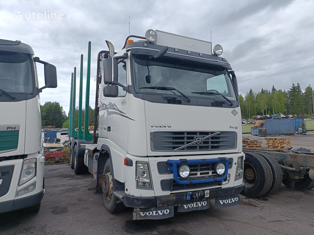 camião de transporte de madeira Volvo FH16