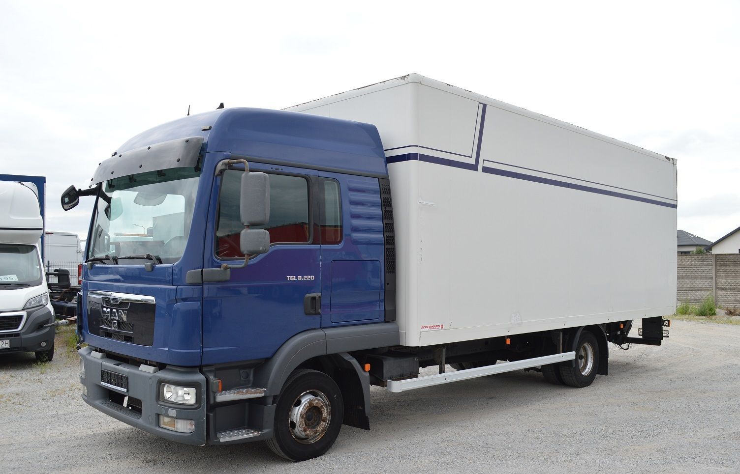 camião furgão MAN TGL 8.220 EURO 5 CONTAINER+LIFT