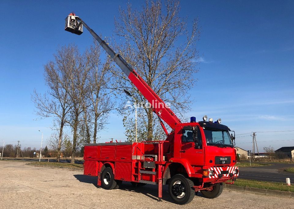 carro de bombeiros com plataforma MAN Strazacki